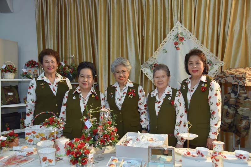 คุณหญิงทรงสมร คชเสนี และคณะกรรมการมูลนิธิฯ