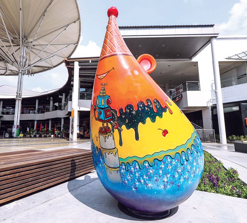 

J.jpg
11.jpg

สังสรรค์ สนุกสนานอย่างเป็นกันเอง

B.jpg

Art therapy from love relationship โดยยายเพิ้งกับนายพราน

G.jpg

ประติมากรรมหนู โดย ลันมิตา พานสุวรรณ หรือ Fridadaugh

3.jpg

ไพรัชช์ ทุมเสน นำทีมเที่ยวตามฝันครั้งหนึ่งในชีวิต ซีซั่น 2

5.jpg

สองสาวงดงามในชุดย้อนยุคเที่ยวชมเมืองมัลลิกา ร.ศ.124

7.jpg
K.jpg

ภาพ-ข่าวสังคม

C.jpg

พ่อหนูและปิ๊กนิกอันแสนอบอุ่น โดย
ปิยศักดิ์ เขียวสะอาด หรือ MAUY

H.jpg

การท่องเที่ยวแห่งประเทศไทย (ททท.) ภาคกลาง ร่วมกับกลุ่มภาครัฐ
และเอกชน จัดกิจกรรม “เที่ยวตามฝัน ครั้งหนึ่งในชีวิต ซีซั่น 2” เพื่อมอบของขวัญพิเศษรางวัลเที่ยวตามฝันครั้งหนึ่งในชีวิตให้กลุ่มผู้มีรายได้
น้อยที่ถือบัตรสวัสดิการแห่งรัฐ และกลุ่มผู้ด้อยโอกาสทางสังคม
โดยทริปแรก ททท. จัดกิจกรรม FAM trip เส้นทางกรุงเทพฯ-กาญจนบุรี เมื่อวันที่ 25- 26 มกราคม 2563 จำนวน 2 วัน 1 คืน โดยมีกลุ่มอาสาสมัคร
ผู้ทำดีเพื่อสังคมที่ถือบัตรสวัสดิการแห่งรัฐ จำนวน 20 คน พร้อมสื่อมวลชน ร่วมเดินทางท่องเที่ยวตามฝันครั้งหนึ่งในชีวิต 

ไพรัชช์  ทุมเสน ผู้อำนวยการกองตลาดภาคกลาง การท่องเที่ยว
แห่งประเทศไทย กล่าวว่า “โครงการ เมืองไทยใครๆ ก็เที่ยวได้ ปี 2563 เป็นโครงการที่ ททท. จัดมาอย่างต่อเนื่องเป็นปีที่ 4 แล้ว ตามแนวทาง Tourism 
for All ที่มุ่งหวังให้การท่องเที่ยวช่วยพัฒนาคุณภาพชีวิตของประชาชนชาวไทย ทำให้สังคมไทยเข้มแข็งอย่างยั่งยืน โดย ททท. จะจัดกิจกรรมหลากหลายตลอดทั้งปีเพื่อมอบโอกาสในการท่องเที่ยวให้กับคนไทย
อย่างทัดเทียม และในวันนี้ เพื่อเป็นการประชาสัมพันธ์โครงการ
เที่ยวตามฝันครั้งหนึ่งในชีวิตอย่างเป็นรูปธรรม ททท. เชิญสื่อมวลชน และ กลุ่มอาสาสมัครทั้ง 4 กลุ่ม ได้แก่ กลุ่มอาสาสมัครสาธารณสุขประจำหมู่บ้าน 
(อสม.กลุ่มอาสาสมัครกรุงเทพมหานคร (อสส.) กลุ่มอาสาสมัครป้องกันภัย
ฝ่ายพลเรือน (อปพร. และกลุ่มอาสาสมัครพัฒนาสังคมและความมั่นคงของมนุษย์ประจำหมู่บ้าน (อพม.) เพื่อแทนคำขอบคุณและตอบแทนความดี 
ที่แม้ว่าจะเป็นผู้มีรายได้น้อยแต่มีจิตใจที่เสียสละอย่างยิ่ง ได้เข้าร่วมกิจกรรม เที่ยวตามฝัน FAM Trip เส้นทางกรุงเทพฯ-กาญจนบุรี
ซึ่งบรรยากาศเต็มไปด้วยความสุข สนุกสนาน เสียงหัวเราะ และอิ่มบุญจาก
กิจกรรมต่างๆ โดย เริ่มทริปด้วยการเดินทางไปสักการะหลวงพ่อชินประทานพร และ พระเจดีย์เกศแก้วปราสาท ณ วัดถ้ำเสือ เที่ยวชมประวัติศาสตร์ทางรถไฟ
สายมรณะ สะพานข้ามแม่น้ำแคว และเที่ยวชมเมืองมัลลิกา ร.ศ.124” 

โดยหลังจากนี้ ททท. ยังสานต่อกิจกรรม “เที่ยวตามฝัน ครั้งหนึ่ง
ในชีวิต ซีซั่น 2” มอบของขวัญ รางวัลแพ็กเกจเที่ยวฟรีตามฝัน ครั้งหนึ่ง
ในชีวิต จำนวน 200 รางวัล รางวัลละ 2 คน สำหรับผู้ที่ทำความดีเป็นจิตอาสาทำงานช่วยเหลือสังคม ได้แก่ กลุ่มอาสาสมัครสาธารณสุขประจำหมู่บ้าน (อสม.) 70 รางวัล กลุ่มอาสาสมัครกรุงเทพมหานคร (อสส.) 20 รางวัล 
กลุ่มอาสาสมัครป้องกันภัยฝ่ายพลเรือน (อปพร.) 70 รางวัล และกลุ่มอาสาสมัครพัฒนาสังคมและความมั่นคงของมนุษย์ประจำหมู่บ้าน (อพม.) 40 รางวัล เพื่อแทนคำขอบคุณและตอบแทนความดี ที่แม้ว่าจะเป็นผู้มี
รายได้น้อย แต่มีจิตใจที่เสียสละอย่างยิ่ง ได้เที่ยวตามฟรีตามฝัน ซึ่ง ททท.
ได้มีประกาศผลผู้โชคดี 200 รางวัล สามารถดูรายชื่อผู้โชคดีได้ที่ www.เที่ยวตามฝัน.com

8.jpg

กลุ่มอาสาสมัครทั้ง 4 กลุ่ม ได้แก่ กลุ่มอาสาสมัครสาธารณสุขประจำหมู่บ้าน (อสม. กลุ่มอาสาสมัคร กทม. (อสส.) กลุ่มอาสาสมัครป้องกันภัย
ฝ่ายพลเรือน (อปพร.) และกลุ่มอาสาสมัครพัฒนาสังคมและความมั่นคงของมนุษย์ประจำหมู่บ้าน (อพม.) แต่งชุดไทย ห่มสไบ เดินเล่นย้อนยุคที่ “เมืองมัลลิกา ร.ศ.124”

12.jpg
L.jpg
D.jpg

แม่หนูสีชมพู โดย ปิยนาฏ ต้นมาลี หรือกะปิ

2.jpg

ทริปแรก ททท. กับกิจกรรม FAM trip เส้นทางกรุงเทพฯ-กาญจนบุรี โดยมีกลุ่มอาสาสมัครผู้ทำดีเพื่อสังคมที่ถือบัตรสวัสดิการแห่งรัฐพร้อมสื่อมวลชน ร่วมเดินทางท่องเที่ยวตามฝันครั้งหนึ่งในชีวิต

I.jpg
%e0%b9%81%e0%b8%99%e0%b8%a7%e0%b8%ab%e0%b8%99%e0%b9%89%e0%b8%b2%206.5.tif%20
9.jpg
E.jpg

ประติมากรรมหนู โดย ก้องศักดิ์
พูนผลวัฒนาภรณ์

