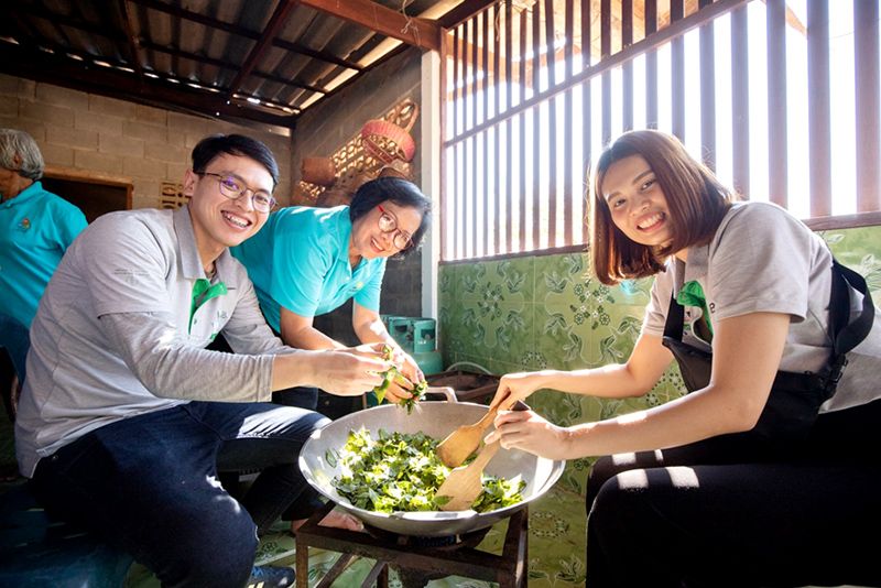 ภูวดล สุขสกุลบุญทา ร่วมกิจกรรม ทำชาใบขลู่กับชาวบ้านในชุมชน