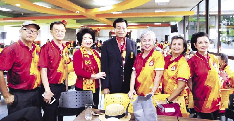 กำธร วังอุดม กับชาวลูกแม่โดม อาทิ เกื้อศักดิ์ รอดแก้ว, พจน์
สีลวานิช และ พิมพ์ศิริ จันทรรัตมะ