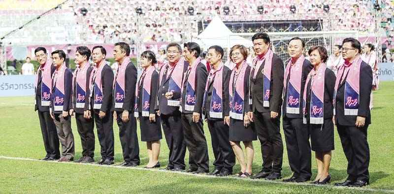 คณะ กก.ฝ่ายจุฬาฯ มกร พงษ์ธนพฤกษ์, ศ.นพ.สุทธิพงศ์ วัชรสินธุ คณบดีคณะแพทยศาสตร์ จุฬาฯ, อธิศีล ธัญญ์ ณ ป้อมเพชร,
สุทธิพันธ์ วรรณวินเวศร์, ถาวร โชติชื่น, บุษยา มาทแล็ง, ดร.ศรายุธ แสงจันทร์ และคณะกก.ดำเนินงาน