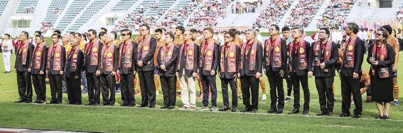 คณะ กก.ฝ่ายธรรมศาสตร์ฯ ชาญศิลป์ ตรีนุชกร นายกสมาคมธรรมศาสตร์ฯ, วัฒน์ชัย วิไลลักษณ์ ประธานคณะ กก.ดำเนินงาน,
ศ.ดร.สมคิด เลิศไพฑูรย์, ยอดยิ่ง โสภณ, กำธร วังอุดม, มนู เลียวไพโรจน์, พรชัย กิตติปัญญางาม, ธีรวัฒน์ ธัญลักษณ์ภาคย์,
พรนริศ ชวนไชยสิทธิ์, ชัยศักดิ์ อังค์สุวรรณ, จำกัด ศิริพูนทรัพย์, คณิต พีชวณิชย์, กิตติพงศ์ เศวตกิติธรรม, เชาวรัตน์
เชาว์ชวานิล, ดารณี วัธนเวคิน และคณะกก.ดำเนินงาน