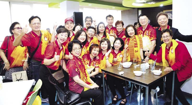 ฝ่ายธรรมศาสตร์ รวมตัวก่อนเริ่มงานที่อาคารสยามกลการ ปลุกพลังด้วยการซ้อมเชียร์อย่างเต็มที่ นำมาโดย
ชาญศิลป์ ตรีนุชกร