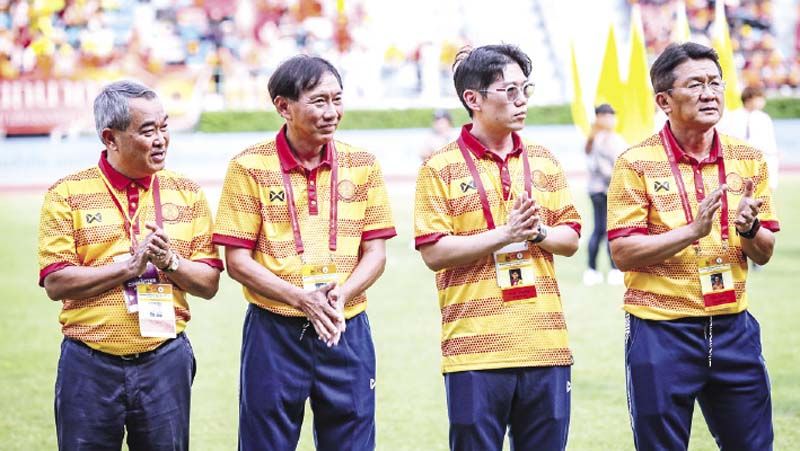 สมชาย พูลสวัสดิ์ ผจก.ทีมฟุตบอลธรรมศาสตร์ และ
ทีมฝ่ายฟุตบอล