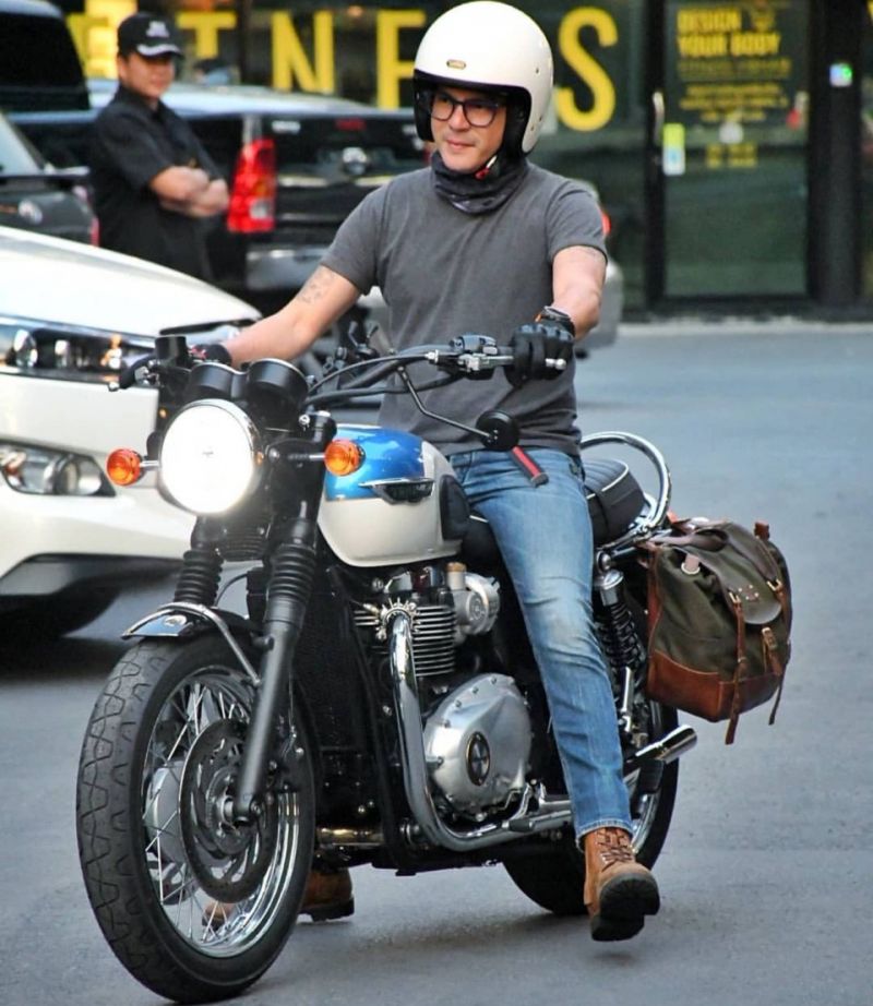 ดาราหนุ่มมาดนุ่ม  บิ๊ก ศรุต วิจิตรานนท์ นอกจากจะตีบทแตกในการแสดงละครแล้ว ในชีวิตจริงหนุ่มคนนี้ยังมีมุมอื่น ๆ ที่หลากหลายบทบาทอีกด้วย ไม่ว่าจะเป็น บทบาทนักดนตรี รวมถึงบทบาทไบค์เกอร์หนุ่ม ที่เรามักจะได้เห็นหนุ่มบิ๊กขับขี่รถมอเตอร์ไซค์ไทรอัมพ์ T120 คู่ใจคันนี้ไปไหนต่อไหนอยู่บ่อย ๆ เรียกได้ว่าเป็นอีกหนึ่งหนุ่มที่ชื่นชอบการขี่มอเตอร์ไซค์เป็นอย่างมาก