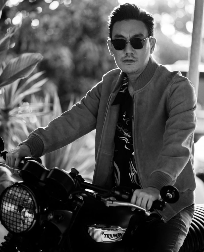 นักหนุ่มเสียงดีตลอดกาล ที่มั่นใจว่าใครหลายคนต้องร้องเพลงของเขาได้อย่างแน่นอนกับ บุรินทร์ บุญวิสุทธิ์ หรือ บุรินทร์ Groove Ride ที่หลายคนคุ้นเคย เอาจริง ๆ ต้องยอมรับว่าเรามักไม่ค่อยจะได้เห็นภาพหนุ่มบุรินทร์กับรถมอเตอร์ไซค์เท่าไหร่ แต่พอเห็นภาพนี้ที่ถ่ายกับรถมอเตอร์ไซค์ไทรอัมพ์ Bonneville T100 Black คันนี้แล้ว ต้องบอกเลยว่าเท่มากจริง ๆ 