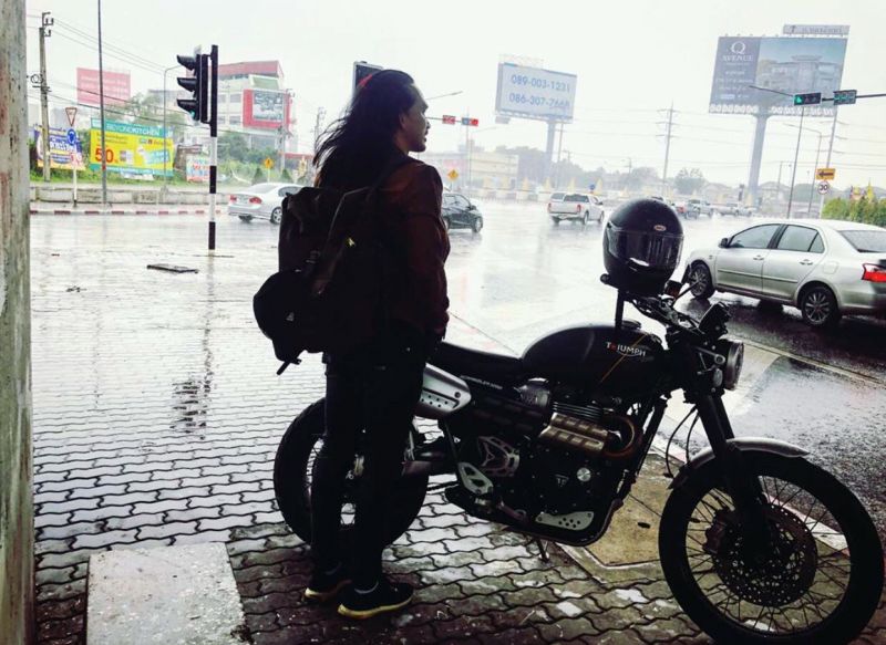 ดาราหนุ่มใหญ่มากความสามารถ ปราปต์ปฎล สุวรรณบาง ถือเป็นอีกหนึ่งดาราหัวใจไบค์เกอร์ตัวจริง เพราะนอกเหนือจากการขับขี่รถมอเตอร์ไซค์ไทรอัมพ์ไปทำงานหรือเข้าฉากแสดงแล้ว เรามักจะได้เห็นหนุ่มคนนี้ขี่มอเตอร์ไซค์ออกไปท่องเที่ยวตามสถานที่ต่างๆ ทั่วประเทศ รวมถึงออกไปทำกิจกรรมสาธารณกุศลมากมายอยู่บ่อยครั้ง 