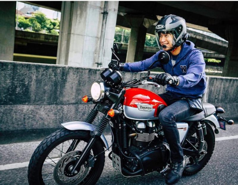 พระเอกหนุ่มรุ่นใหญ่กล้ามโตที่หลายคนคุ้นหน้าคุ้นตากันดีอย่าง ดอม เหตระกูล ถือเป็นหนึ่งใน Biker ตัวจริง เสียงจริง ที่ชื่นชอบรถบิ๊กไบค์มาตั้งแต่วัยรุ่น  นอกจากภาพลักษณ์นักแสดงที่เล่นได้หลากหลายบทบาทแล้ว กิจกรรมอีกอย่างหนึ่งของหนุ่มดอมที่เรามักจะเห็นเป็นประจำ ก็คือการขับขี่มอเตอร์ไซค์ไทรอัมพ์ไปไหนมาไหนอยู่บ่อยๆ