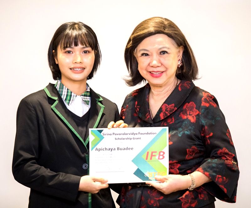 
ดร.ศิรินา ปวโรฬารวิทยา มอบทุนให้นักศึกษา

