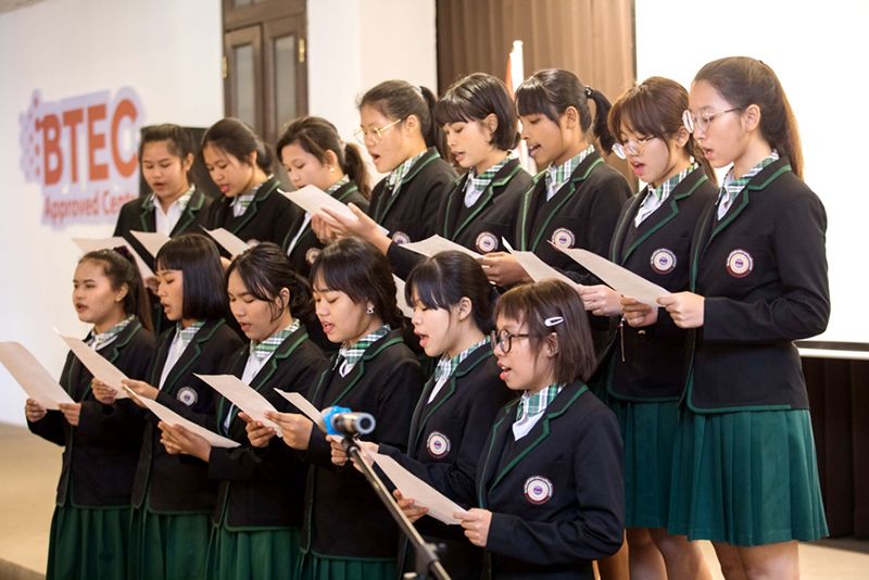 บรรยากาศการแสดงของนักศึกษา ร่วมกิจกรรมร้องเพลง
