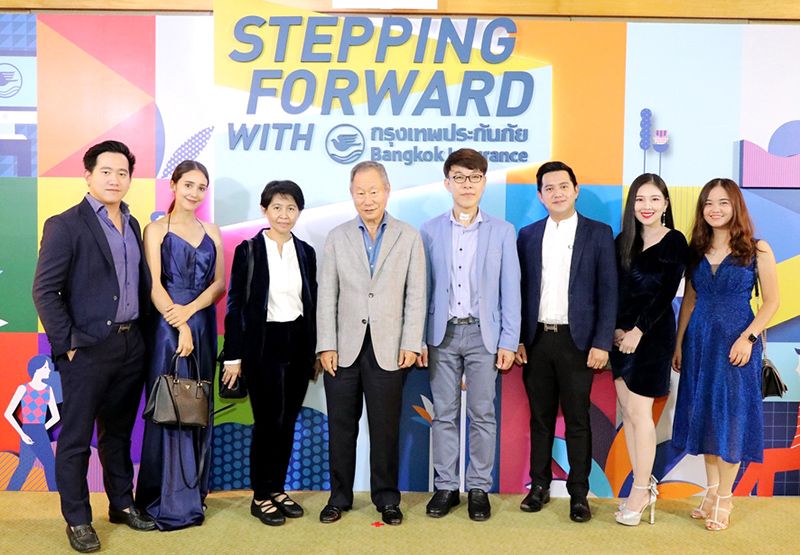 คณะผู้บริหารกรุงเทพประกันภัยร่วมถ่ายภาพกับตัวแทน/นายหน้าบุคคล