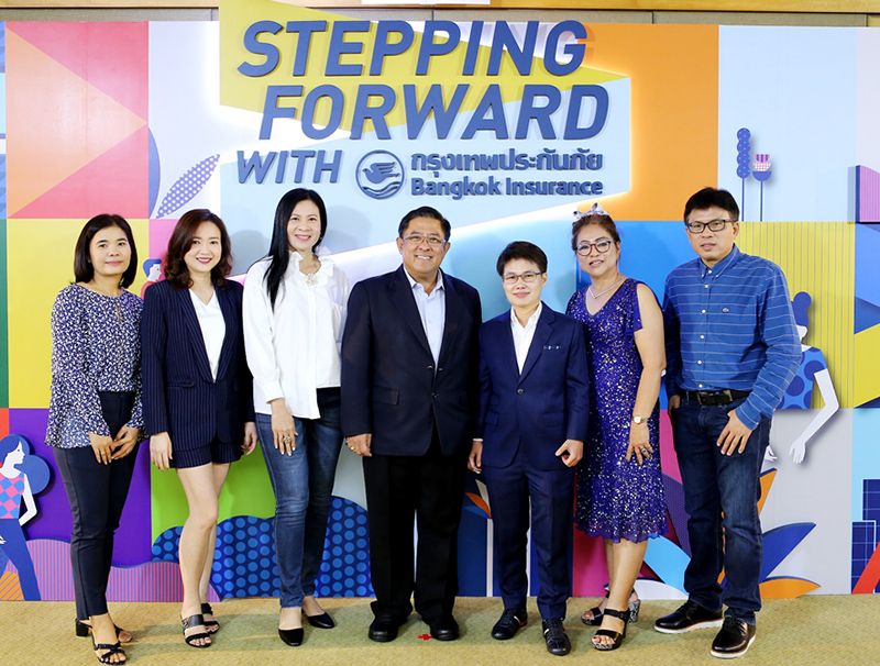 คณะผู้บริหารกรุงเทพประกันภัยร่วมถ่ายภาพกับตัวแทน/นายหน้าบุคคล