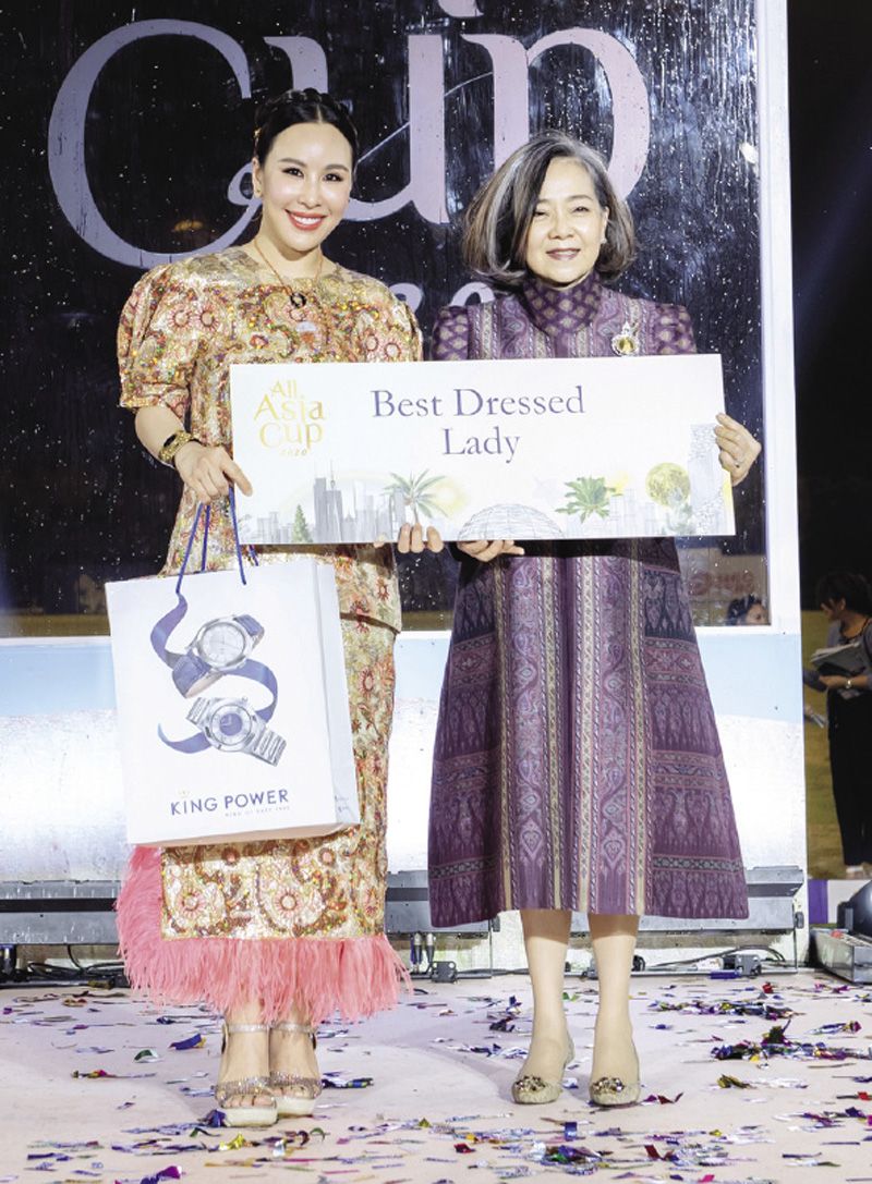 คุณวรมาศ ศรีวัฒนประภา รองประธานกรรมการ กลุ่ม บริษัท คิง เพาเวอร์ มอบรางวัล Best Dressed Lady ให้กับ ปัญจพร โชติจุฬางกูร