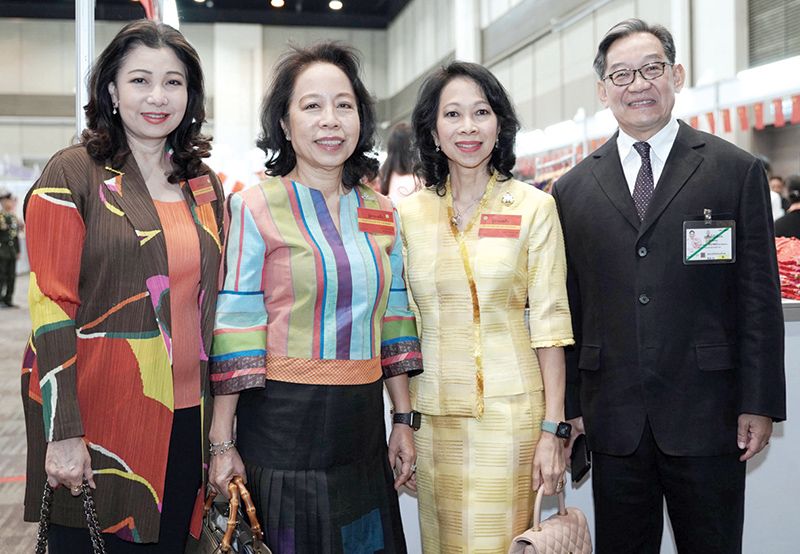  

ชฎาทิพ จูตระกูล, พาสินี ลิ่มอติบูลย์, เกตุวลี นภาศัพท์ และ ผศ.ดร.ประพจน์ อัศววิรุฬหการ
