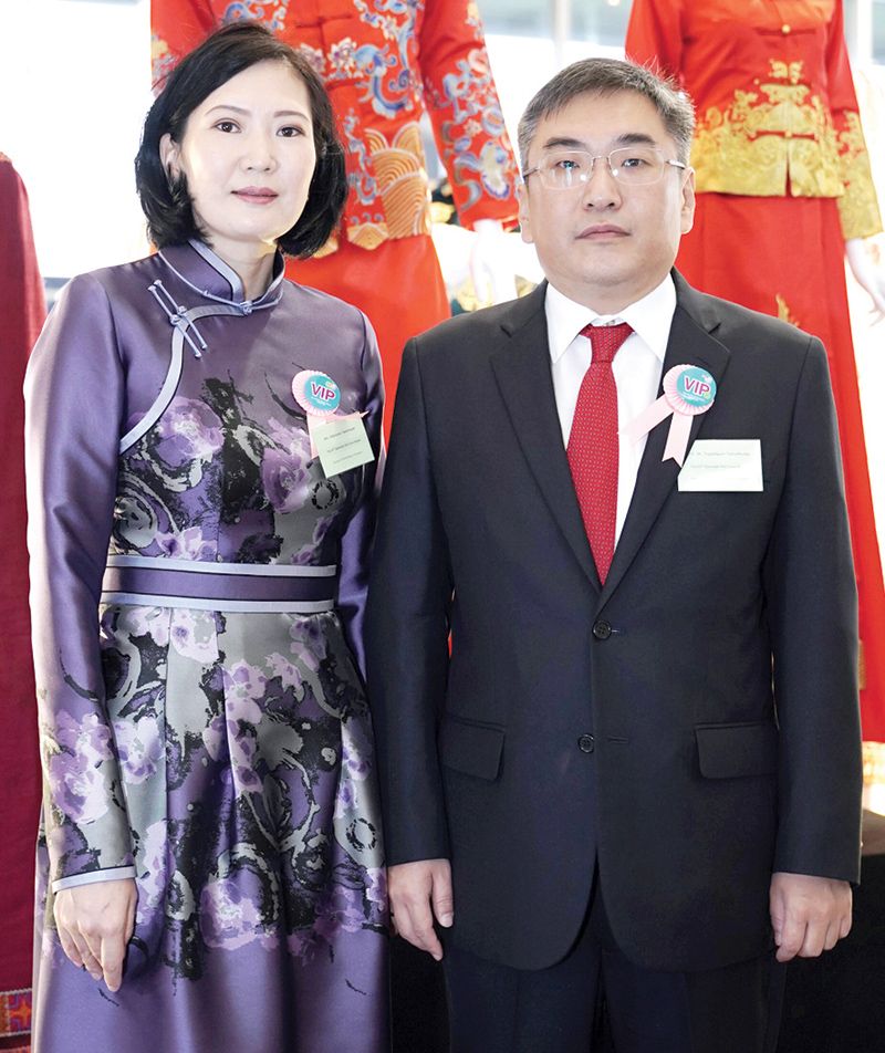 มิสซิสดอลจินสุเรน ทีเซนอายุช รองประธานจัดงานฯ 
และ ทูกสบิลกูน ทูเมอร์คูเล็ก ออท.มองโกเลีย