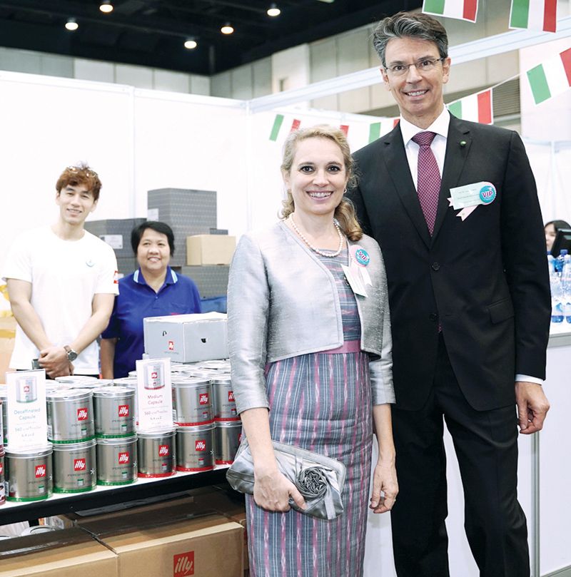 ฟรานเชสก้า กาลันตี รองประธานจัดทำสลากฯ และ โลเรนโซ กาลันตี ออท.อิตาลี

