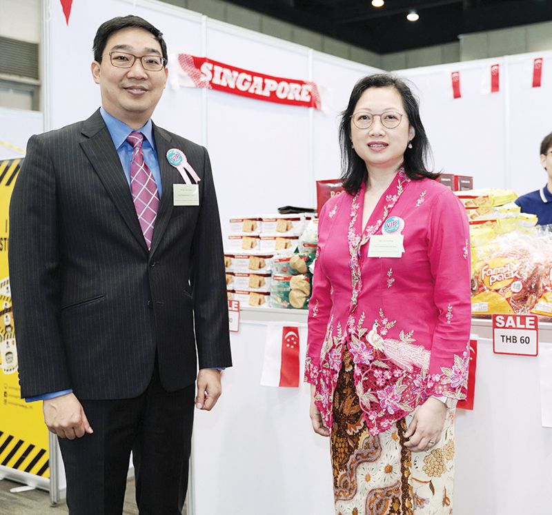 เควิน ฉ็อก ออท.สิงคโปร์ และ โลว หุย ฉิ่ง คู่สมรส