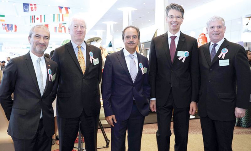 ฟรานซิสโก วาซ แพตโต ออท.โปรตุเกส, เกส ปีเตอร์ ราเดอ ออท.เนเธอร์แลนด์, อาซิม อิฟติกาห์ อาหมัด ออท.สาธารณรัฐอิสลามปากีสถาน, โลเรนโซ กาลันตี ออท.อิตาลี และ เคลวิน คอเลอารี