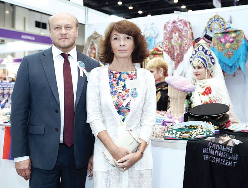 เยฟกินี-อินดิลา โทมิคิน ออท.รัสเซีย และคู่สมรส