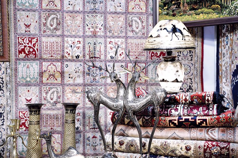 ผลิตภัณฑ์เด่นจากสถานทูตต่างๆ ที่นำมาจำหน่ายภายในงาน “ออกร้านคณะภริยาทูต ครั้งที่ 53” พร้อมกิจกรรมสอยดาว