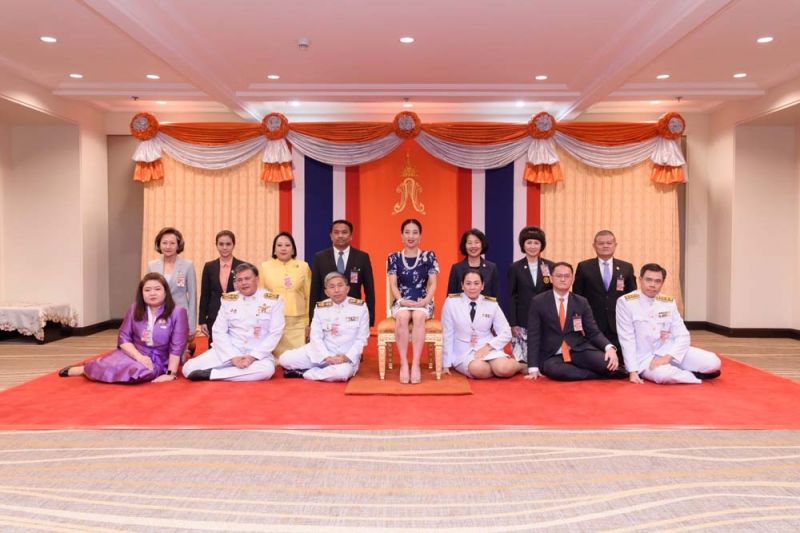 ทรงฉายพระรูปร่วมกับหน่วยงานเครือข่ายของมูลนิธิอาสาเพื่อนพึ่ง (ภาฯ)ยามยาก สภากาชาดไทย

