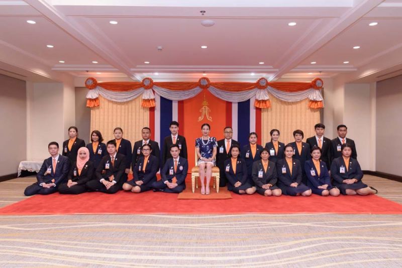 ทรงฉายพระรูปร่วมกับเจ้าหน้าที่มูลนิธิอาสาเพื่อนพึ่ง (ภาฯ)ยามยาก สภากาชาดไทย