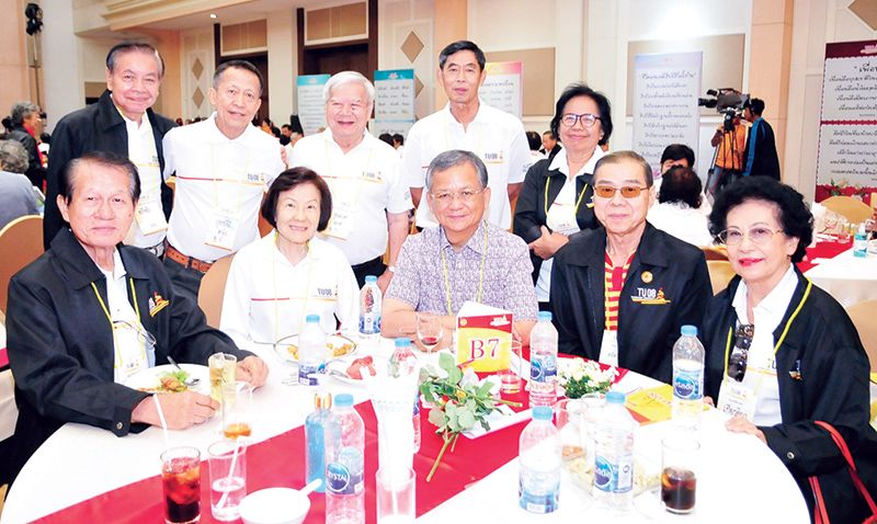 ไมตรี บุญยิ่ง, สมพร คอตระกูล, วันชัย ศารทูลทัต, ธวัช สุวัฒิกุล, เกียรติยา
พารา และเพื่อนๆ ร่วมสังสรรค์

