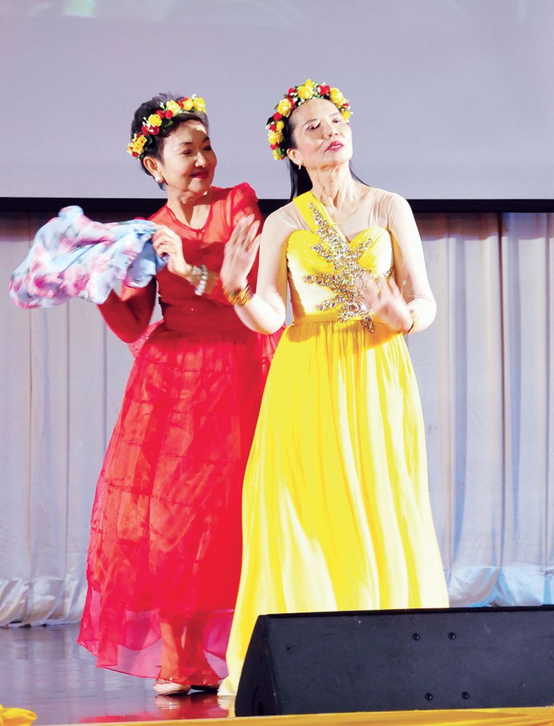 กาญจนา วงศ์พัวพันธ์ กับ วิไลลักษณ์ นภินธากร เต้นประกอบเพลง “ขวัญโดม”