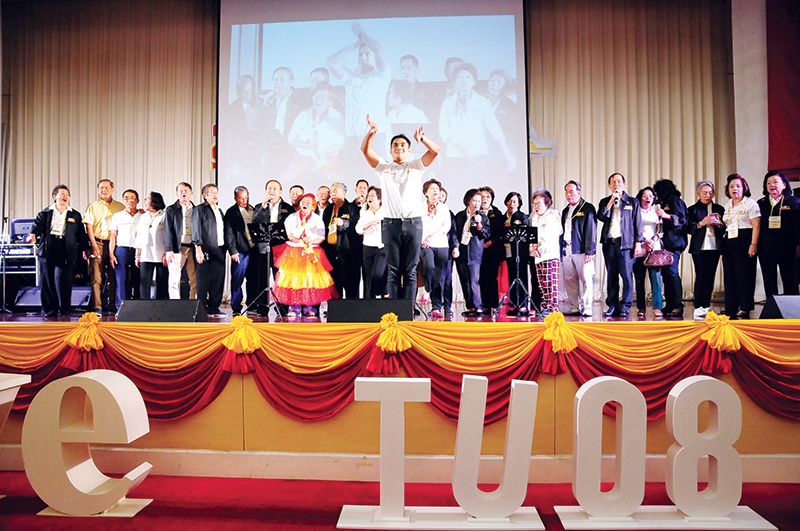 ส่วนหนึ่งของการแสดงในงานของเพื่อนธรรมศาสตร์ รุ่น 2508 และสมาชิก สร้างสีสันบรรยากาศให้ครื้นเครง