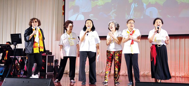 ส่วนหนึ่งของการแสดงในงานของเพื่อนธรรมศาสตร์ รุ่น 2508 และสมาชิก สร้างสีสันบรรยากาศให้ครื้นเครง