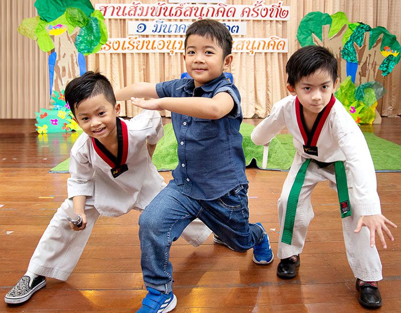 น้องไออุ่น-ภคิน ตันวินิตกุล กับเพื่อนๆ