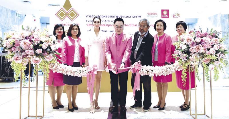 อิสระ วงศ์รุ่ง รอง ผอ.ธ.ออมสิน กลุ่มลูกค้าบุคคล เปิดนิทรรศการ โดยมี วีรเดช พนมวัน ณ อยุธยา และ หยาดทิพย์ ราชปาล ดารานักแสดงชื่อดัง ร่วมเปิดนิทรรศการงานแสดงผลงานชนะเลิศ ในหัวข้อ “ออมศิลป์ร่วมสมัย เทิดไท้จักรีวงศ์”