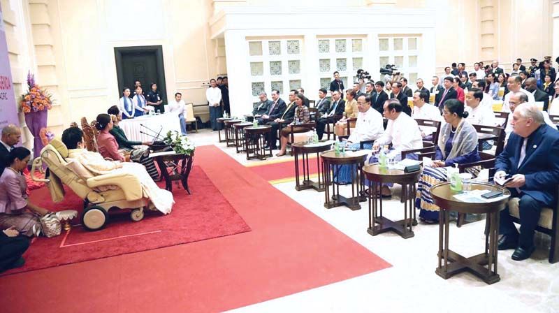 พระเจ้าวรวงศ์เธอ พระองค์เจ้าโสมสวลี กรมหมื่นสุทธนารีนาถ พร้อมด้วย สมเด็จพระเจ้าลูกเธอ เจ้าฟ้าพัชรกิติยาภา นเรนทิราเทพยวดี กรมหลวงราชสาริณีสิริพัชร มหาวัชรราชธิดา เสด็จทรงปฏิบัติพระกรณียกิจด้านการ
ป้องกันเอชไอวี ในฐานะทูตสันถวไมตรีของโครงการโรคเอดส์แห่งสหประชาชาติในการป้องกันเอชไอวีในภูมิภาคเอเชียและแปซิฟิก มี ออง ซาน ซู จี ที่ปรึกษาแห่งรัฐ สาธารณรัฐแห่งสหภาพเมียนมา, จ่อ ติน รัฐมนตรีว่าการ
กระทรวงความร่วมมือระหว่างประเทศเมียนมา, เมี๊ยะ ถ๊วน รัฐมนตรีว่าการกระทรวงสาธารณสุขเมียนมา, เอม่อน เมอร์ฟี ผู้อำนวยการโครงการโรคเอดส์แห่งสหประชาชาติ สำนักงานภูมิภาคเอเชียและแปซิฟิก เฝ้าฯ รับเสด็จ