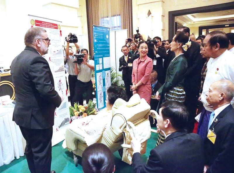 พระเจ้าวรวงศ์เธอ พระองค์เจ้าโสมสวลี กรมหมื่นสุทธนารีนาถ พร้อมด้วย สมเด็จพระเจ้าลูกเธอ เจ้าฟ้าพัชรกิติยาภา นเรนทิราเทพยวดี กรมหลวงราชสาริณีสิริพัชร มหาวัชรราชธิดา เสด็จทรงปฏิบัติพระกรณียกิจด้านการ
ป้องกันเอชไอวี ในฐานะทูตสันถวไมตรีของโครงการโรคเอดส์แห่งสหประชาชาติในการป้องกันเอชไอวีในภูมิภาคเอเชียและแปซิฟิก มี ออง ซาน ซู จี ที่ปรึกษาแห่งรัฐ สาธารณรัฐแห่งสหภาพเมียนมา, จ่อ ติน รัฐมนตรีว่าการ
กระทรวงความร่วมมือระหว่างประเทศเมียนมา, เมี๊ยะ ถ๊วน รัฐมนตรีว่าการกระทรวงสาธารณสุขเมียนมา, เอม่อน เมอร์ฟี ผู้อำนวยการโครงการโรคเอดส์แห่งสหประชาชาติ สำนักงานภูมิภาคเอเชียและแปซิฟิก เฝ้าฯ รับเสด็จ