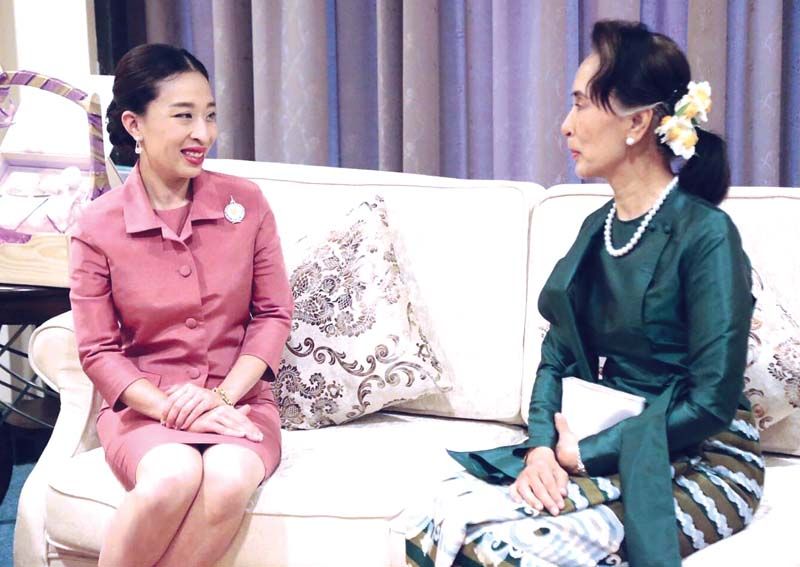 ทรงร่วมแลกเปลี่ยนประสบการณ์การเรียนรู้ของประเทศไทยที่จะนำไปสู่การยุติเอดส์ในภูมิภาคเอเชียและแปซิฟิก กับ ออง ซาน ซู จี ที่ปรึกษาแห่งรัฐ
สาธารณรัฐแห่งสหภาพเมียนมา