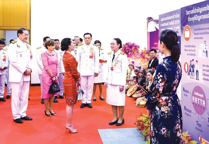 ทอดพระเนตรนิทรรศการผลงานสำคัญด้านเอชไอวีของสาธารณรัฐแห่งสหภาพเมียนมา และโครงการโรคเอดส์แห่ง
สหประชาชาติ โดยมี อนุทิน ชาญวีรกูล รองนายกรัฐมนตรีและ รมว.สาธารณสุข พร้อมด้วยคณะผู้บริหาร ศ.พิเศษ ดร.สุรเกียรติ์
เสถียรไทย ที่ปรึกษาคณะกรรมการขับเคลื่อนการดำเนินงานโครงการพระดำริฯ ถวายรายงาน