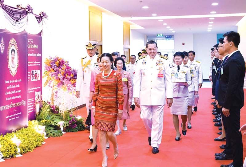 ทอดพระเนตรนิทรรศการผลงานสำคัญด้านเอชไอวีของสาธารณรัฐแห่งสหภาพเมียนมา และโครงการโรคเอดส์แห่ง
สหประชาชาติ โดยมี อนุทิน ชาญวีรกูล รองนายกรัฐมนตรีและ รมว.สาธารณสุข พร้อมด้วยคณะผู้บริหาร ศ.พิเศษ ดร.สุรเกียรติ์
เสถียรไทย ที่ปรึกษาคณะกรรมการขับเคลื่อนการดำเนินงานโครงการพระดำริฯ ถวายรายงาน