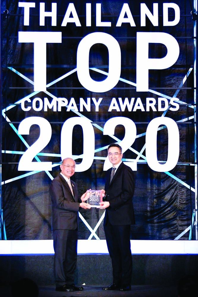 ศ.เกียรติคุณ นพ.เกษม วัฒนชัย ประธานในพิธีมอบรางวัลแก่ บมจ.เอส แอนด์ พี ซินดิเคท โดยมี กำธร ศิลาอ่อน
กก.ผจญ.สายการผลิตและการเงิน รับมอบ