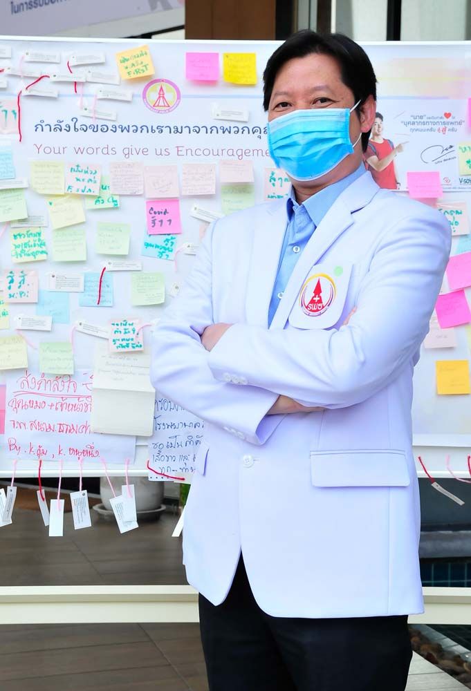 รศ.นพ.ฉัตรชัย มิ่งมาลัยรักษ์ ผู้อำนวยการโรงพยาบาลสนามธรรมศาสตร์