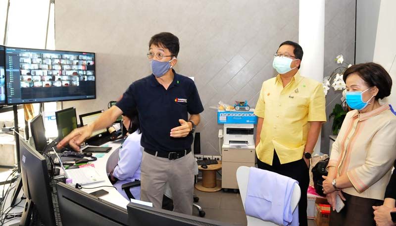 รศ.ดร.ปริญญา เทวานฤมิตรกุล ผจก.โรงพยาบาลสนามธรรมศาสตร์ พาเยี่ยมชมภายในโรงพยาบาลฯ