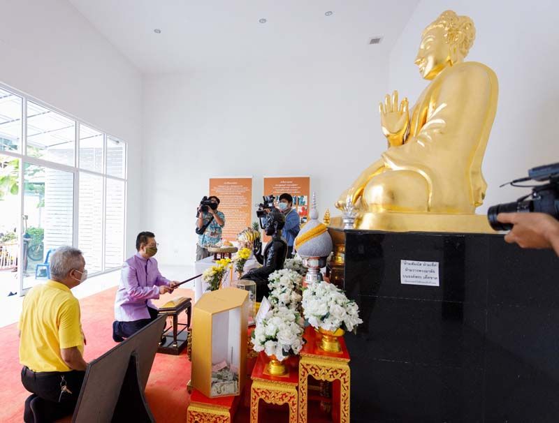 เขมทัตต์ พลเดช สักการะหลวงพ่อดำ