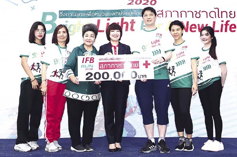 บรรยากาศในการวิ่งการกุศลและการมอบถ้วยรางวัล