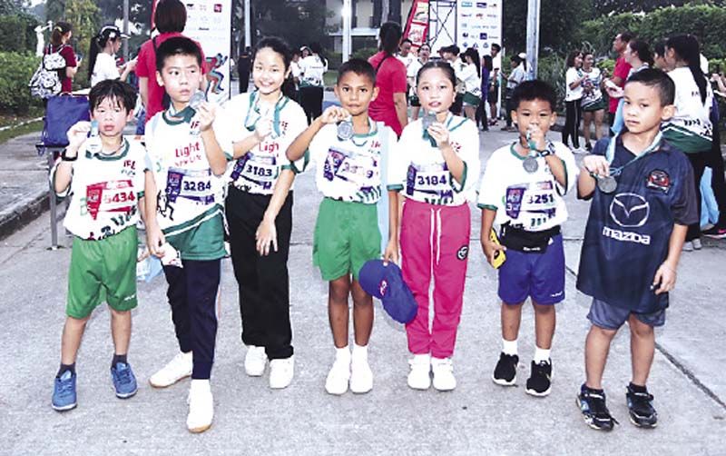 อวดเหรียญที่ระลึกจากงานวิ่งการกุศล