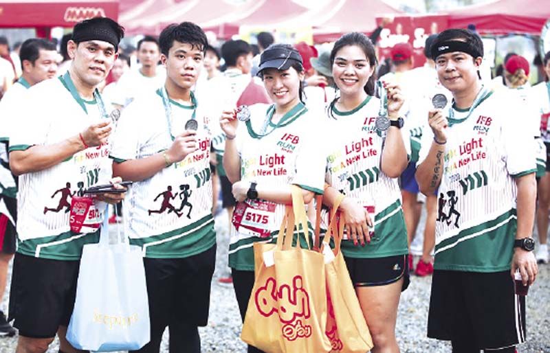 อวดเหรียญที่ระลึกจากงานวิ่งการกุศล