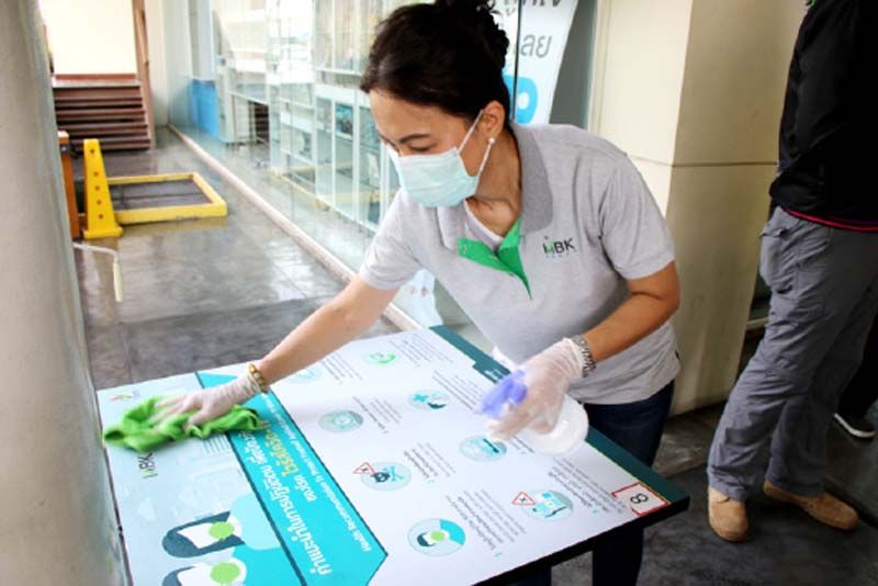 จรูญรัตน์ สาลี ผจก.ทั่วไป บจ.เดอะไนน์ เซ็นเตอร์ นำทีมพนักงาน จิตอาสา ทำความสะอาดจุดสัมผัสสาธารณะ ภายในศูนย์การค้าเดอะไนน์ เซ็นเตอร์ พระราม 9 สร้างความมั่นใจในความสะอาด
ปลอดภัยให้ผู้ที่เข้ามาใช้บริการ