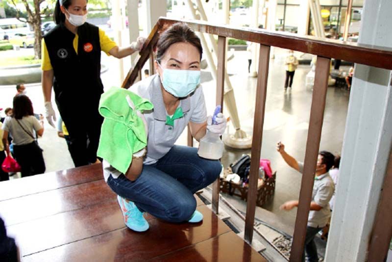 จรูญรัตน์ สาลี ผจก.ทั่วไป บจ.เดอะไนน์ เซ็นเตอร์ นำทีมพนักงาน จิตอาสา ทำความสะอาดจุดสัมผัสสาธารณะ ภายในศูนย์การค้าเดอะไนน์ เซ็นเตอร์ พระราม 9 สร้างความมั่นใจในความสะอาด
ปลอดภัยให้ผู้ที่เข้ามาใช้บริการ