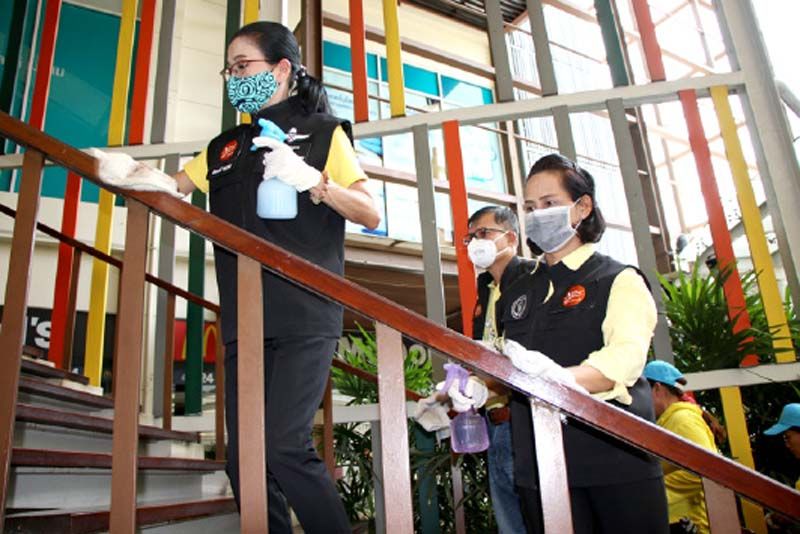 อัจฉราวดี ชัยสุวิรัตน์ ผช.เลขานุการ ผู้ว่าฯ กทม. และ เรณู ซื่อสัตย์ ผอ.เขตสวนหลวง ร่วมทำความสะอาดพื้นที่ศูนย์การค้า
เดอะไนน์ฯ