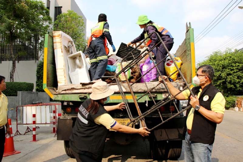 เจ้าหน้าที่เขตสวนหลวง ช่วยเก็บขยะชิ้นใหญ่ให้กับชุมชนโดยรอบศูนย์การค้า