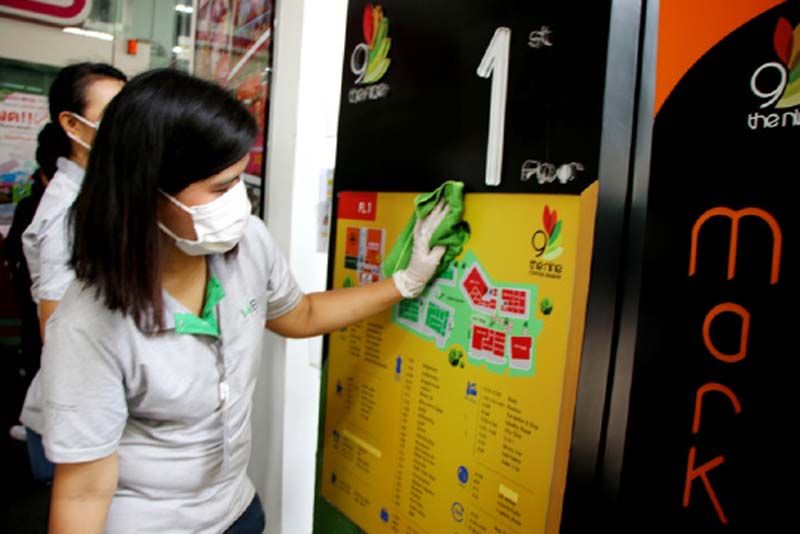 เจ้าหน้าที่ศูนย์การค้า เจ้าหน้าที่เขตสวนหลวง และจิตอาสา ร่วมทำความสะอาดจุดสัมผัส
สาธารณะ