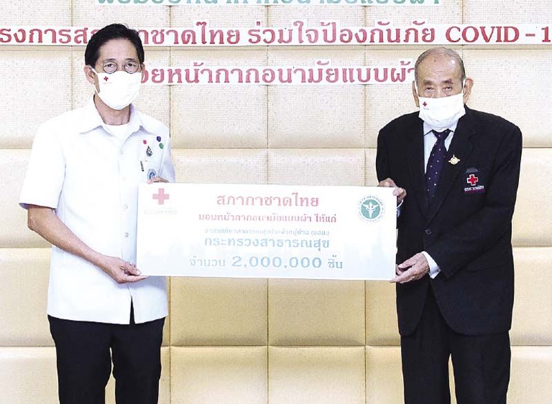 นพ.ธเรศ กรัษนัยรวิวงค์ รับมอบหน้ากากอนามัยแบบผ้า จำนวน 2 ล้านชิ้น